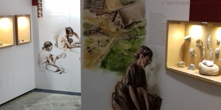 Visite guidée du musée de la préhistoire à Rânes.